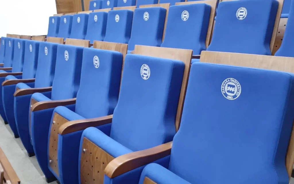 El término "asientos para la educación" abarca la disposición de los asientos y el diseño del mobiliario utilizado especialmente en universidades